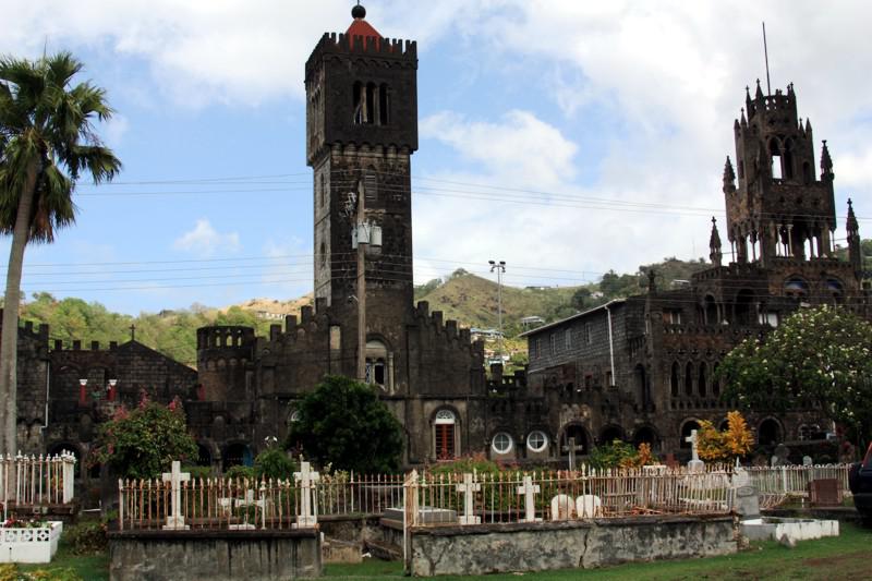 Igreja catolica de Kingstown com o cemiterio anglicano em frente