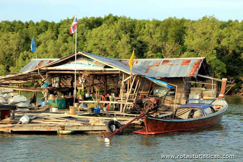 Cabanas flutuantes de pescadores (Krabi/Tailand)