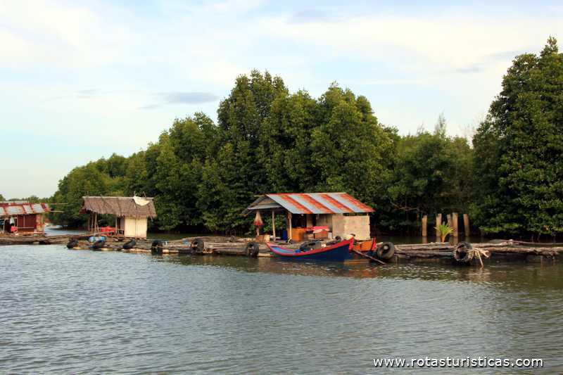 Cabanas flutuantes de pescadores (Krabi/Tailand)
