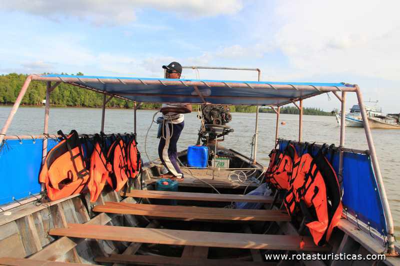 Passeio de barco pelo rio (Krabi/Tailand)