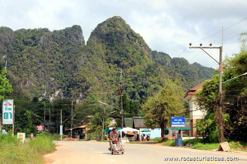 Templo de Swa Tham Suea no topo da montanha (Krabi/Tailand)