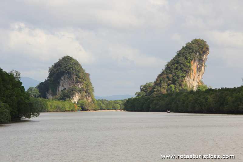 Os dois rochedos icones da cidade de Krabi (Krabi/Tailand)