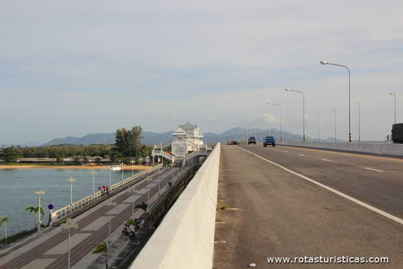 Ponte que faz a ligação da ilha de Phuket com o continente (Phuket/Tailand)