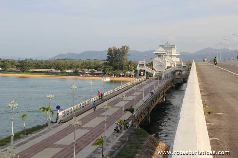Ponte que faz a ligação da ilha de Phuket com o continente (Phuket/Tailand)