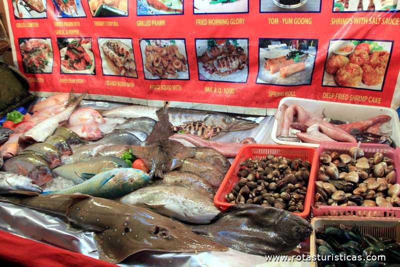Muita variedade de frutos do mar em Patong Beach (Phuket/Tailand)