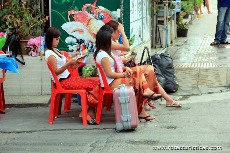 Massagistas em Patong Beach esperando os clientes (Phuket/Tailand)
