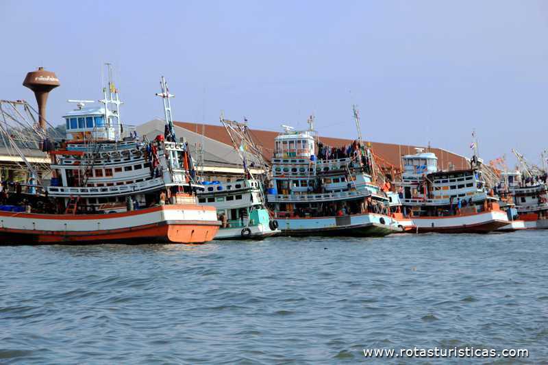 Barcos de pesca no porto de Phuket (Phuket / Tailand)