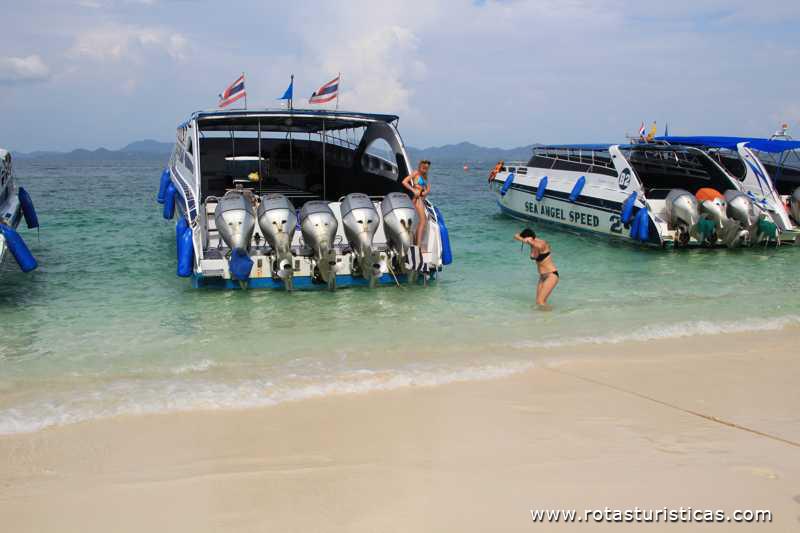 Lanchas rápidas na praia de Khai Island  (Phuket / Tailand)