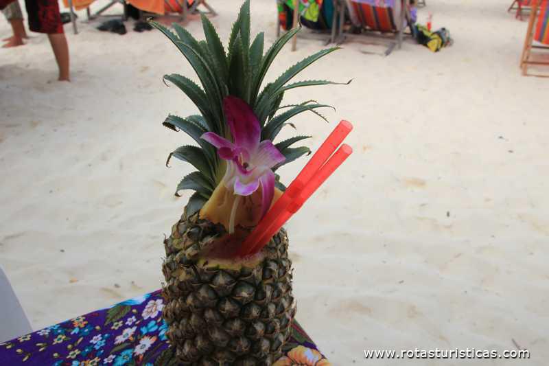 Uma bebida local «May Thai» uma delicia - praia de Khai Island  (Phuket / Tailand)