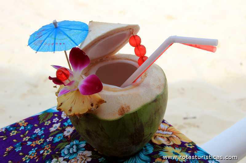 Uma delicia de piña colada na praia de Khai Island  (Phuket / Tailand)