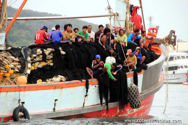 Pescadores no porto de Phuket (Phuket / Tailand)