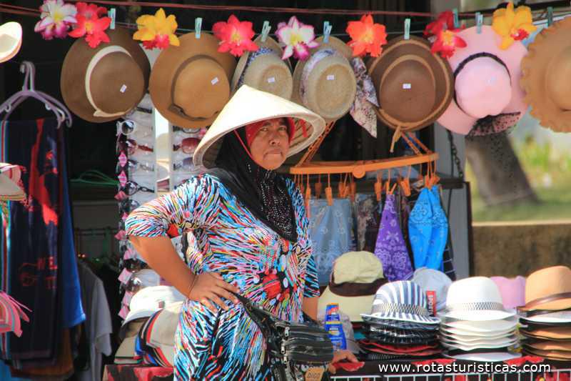 Vendedora de souvenirs em Ban Thum Phlo - (Phuket/Tailandia)