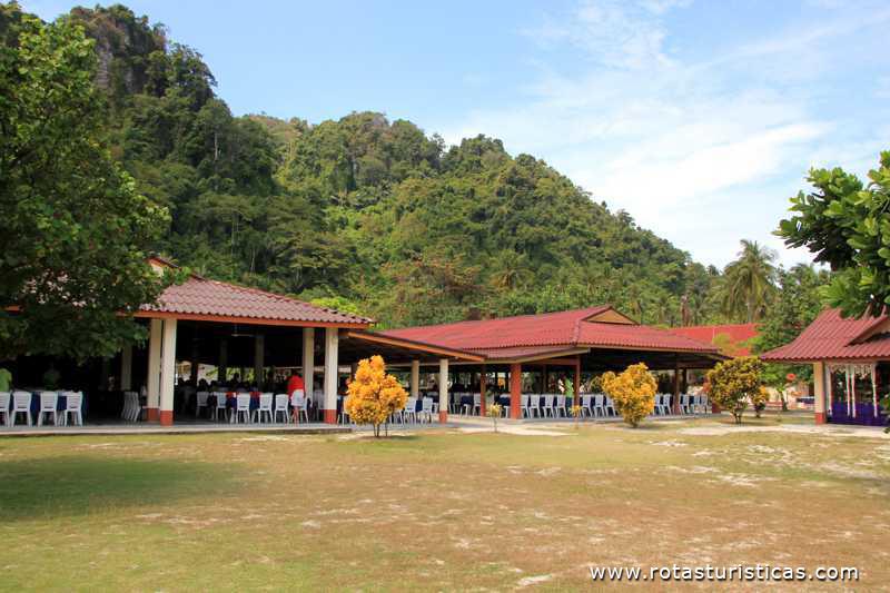 Restaurante onde servem o almoço no tour a Ko Phi Phi Don  (Phi Phi Islands / Tailand)