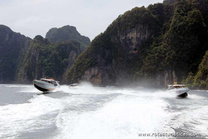 Lanchas rápidas a caminho de Ko Phi Phi Don  (Phi Phi Islands / Tailand)