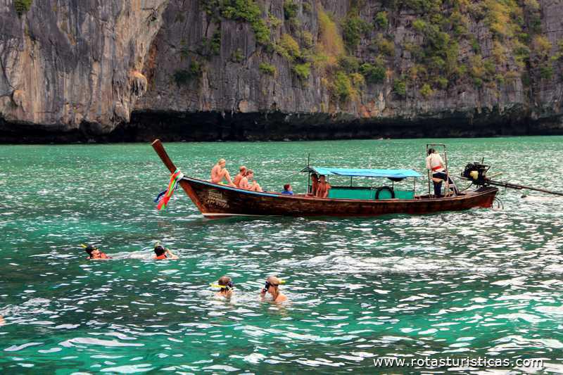 Contraste de cores das águas de Maya Bay (Phi Phi Islands / Tailand)