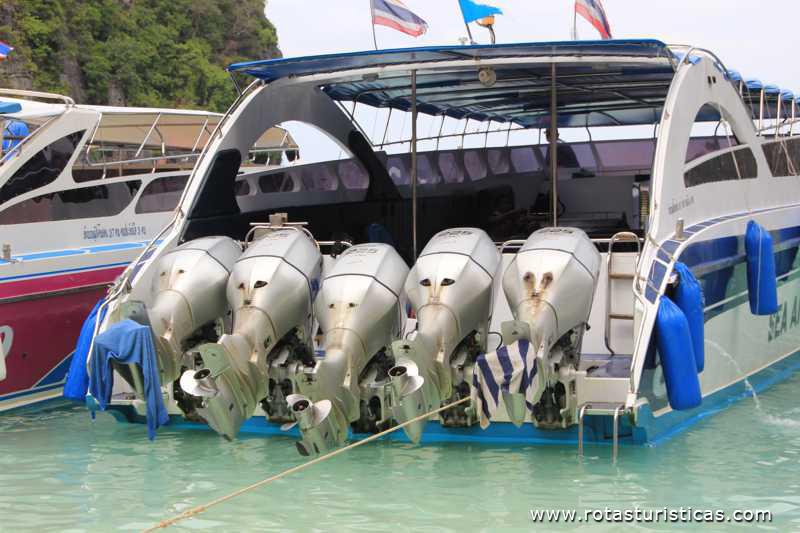 Lancha rápida com 5 motores na praia de Maya Bay (Phi Phi Islands / Tailand)