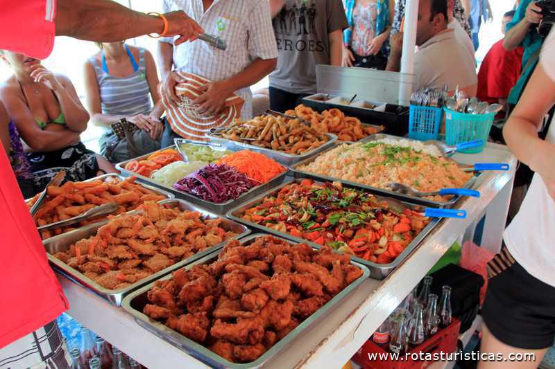 Almoço a bordo do barco na excursão ao Phang Nga National Park - (Phuket/Tailandia)