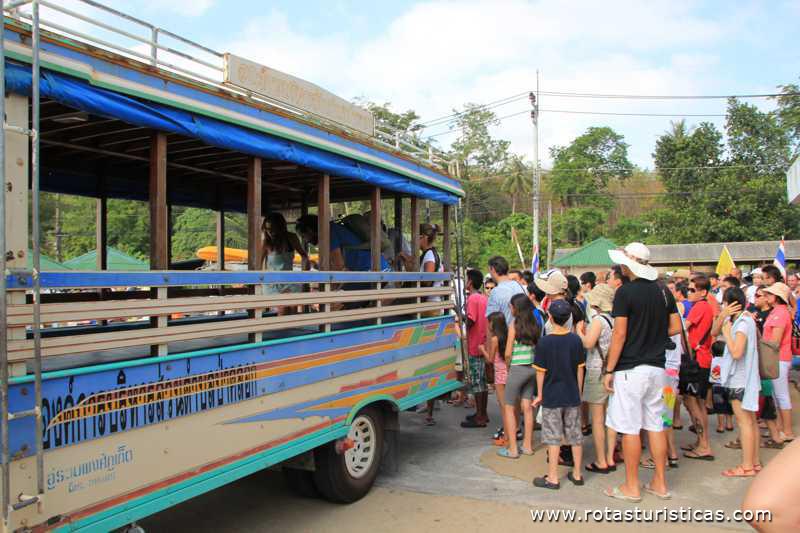 Apanhando o transporte para ir no passeio de barco ao Phang Nga National Park - (Phuket/Tailandia)