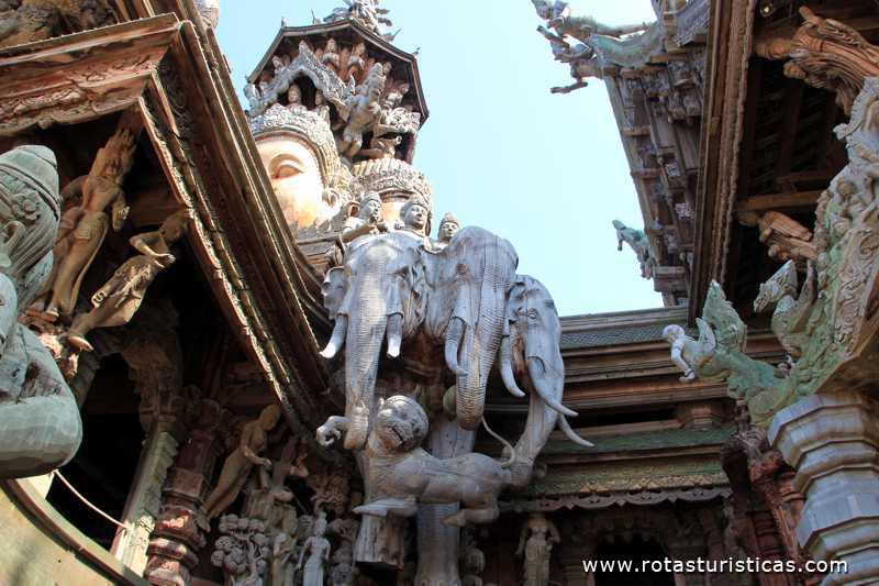 Pormenores do trabalho em madeira do Templo de Truth (Pattaya/Tailandia)
