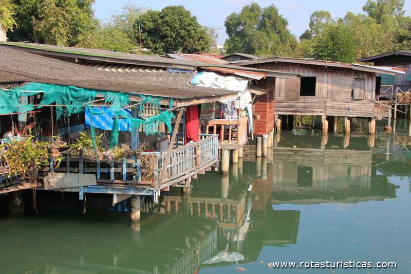 Casas no canal de Na Chom Thian (Pattaya/Tailandia)