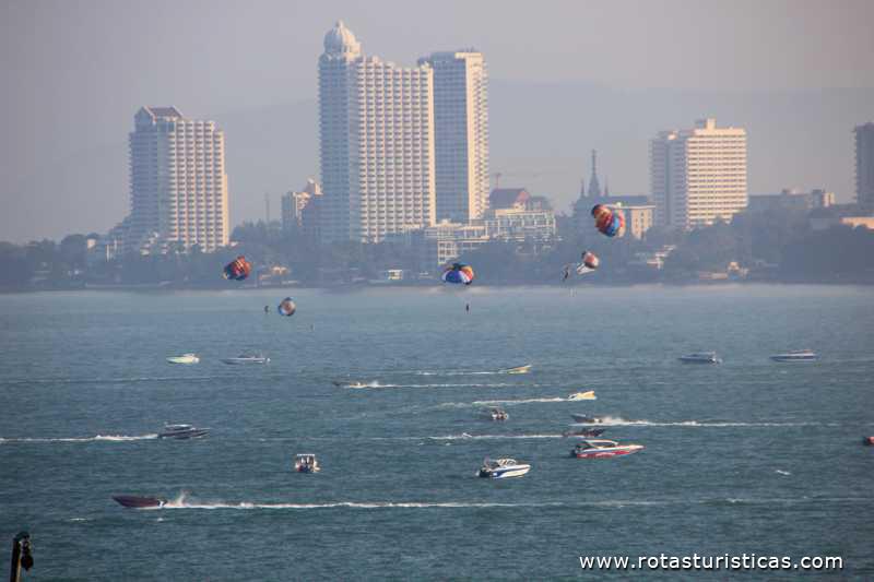 Parapente na baía de Pataia (Pattaya/Tailandia)