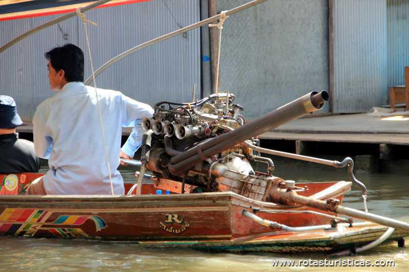 Mercado flutuante - Os motores dos barcos são adaptados de carro ou camião