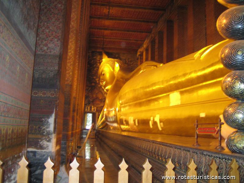 Temple of Esmerald Budha. O emblemático e enorme Buda deitado.