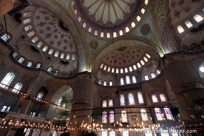Sultan Ahmed Blue Mosque, (Interior da Mesquita Azul) Istanbul, Turkey
