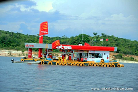 Posto de combustivel no meio do rio, Manaus, Amazonas