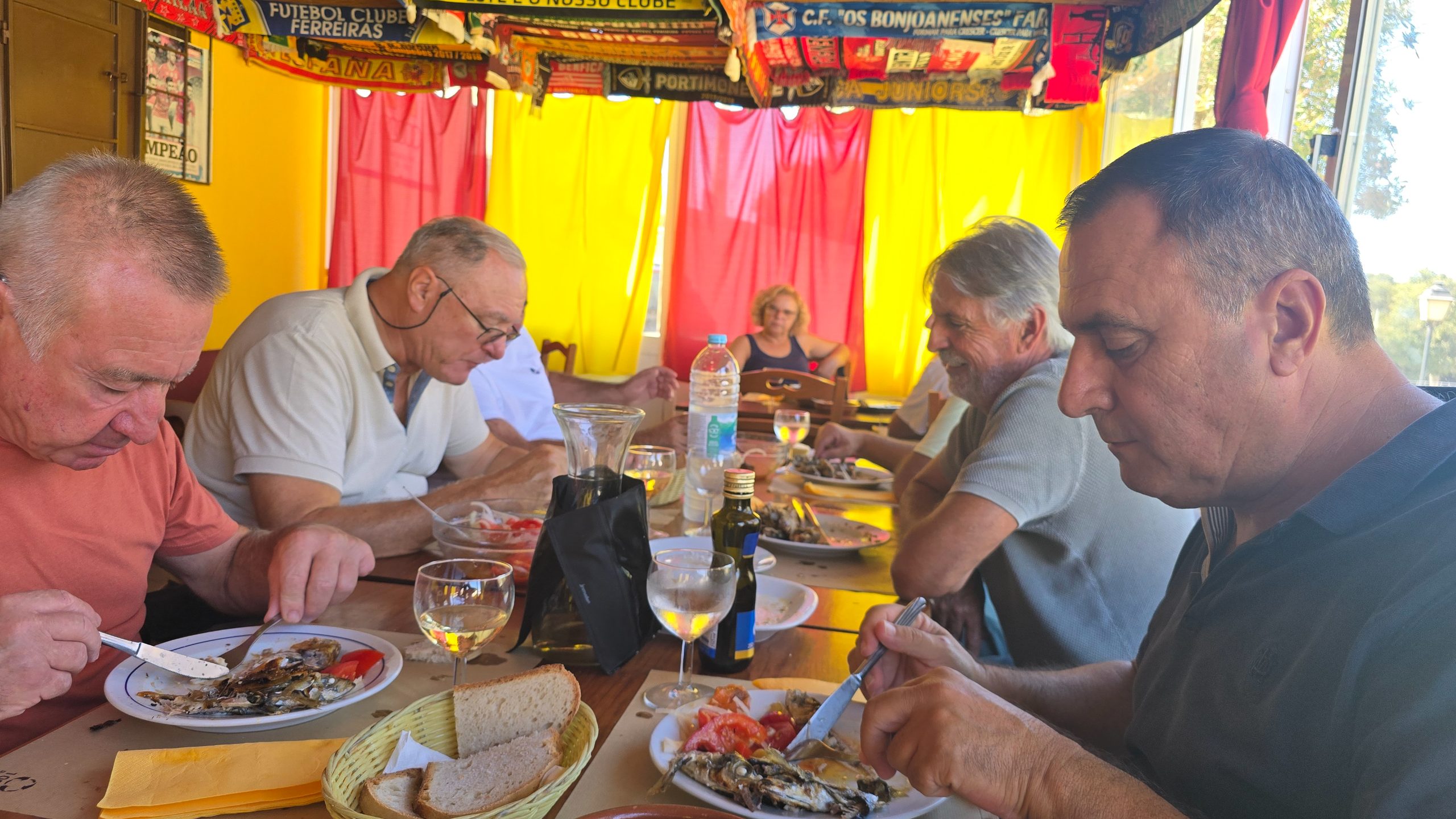 Almoçando com amigos em Paderne