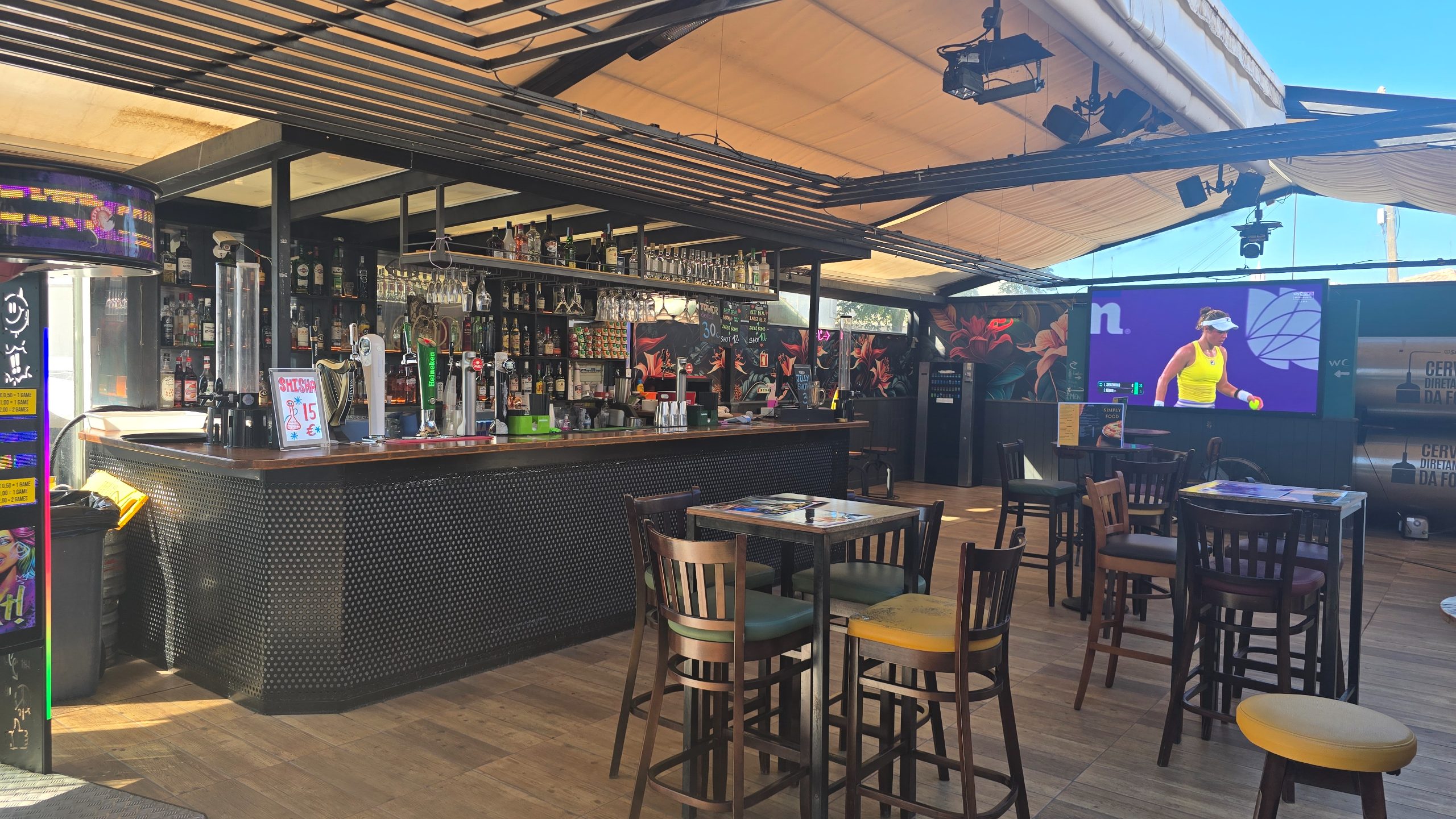 Vamos tomar um copo no Simply bar na praia da Oura